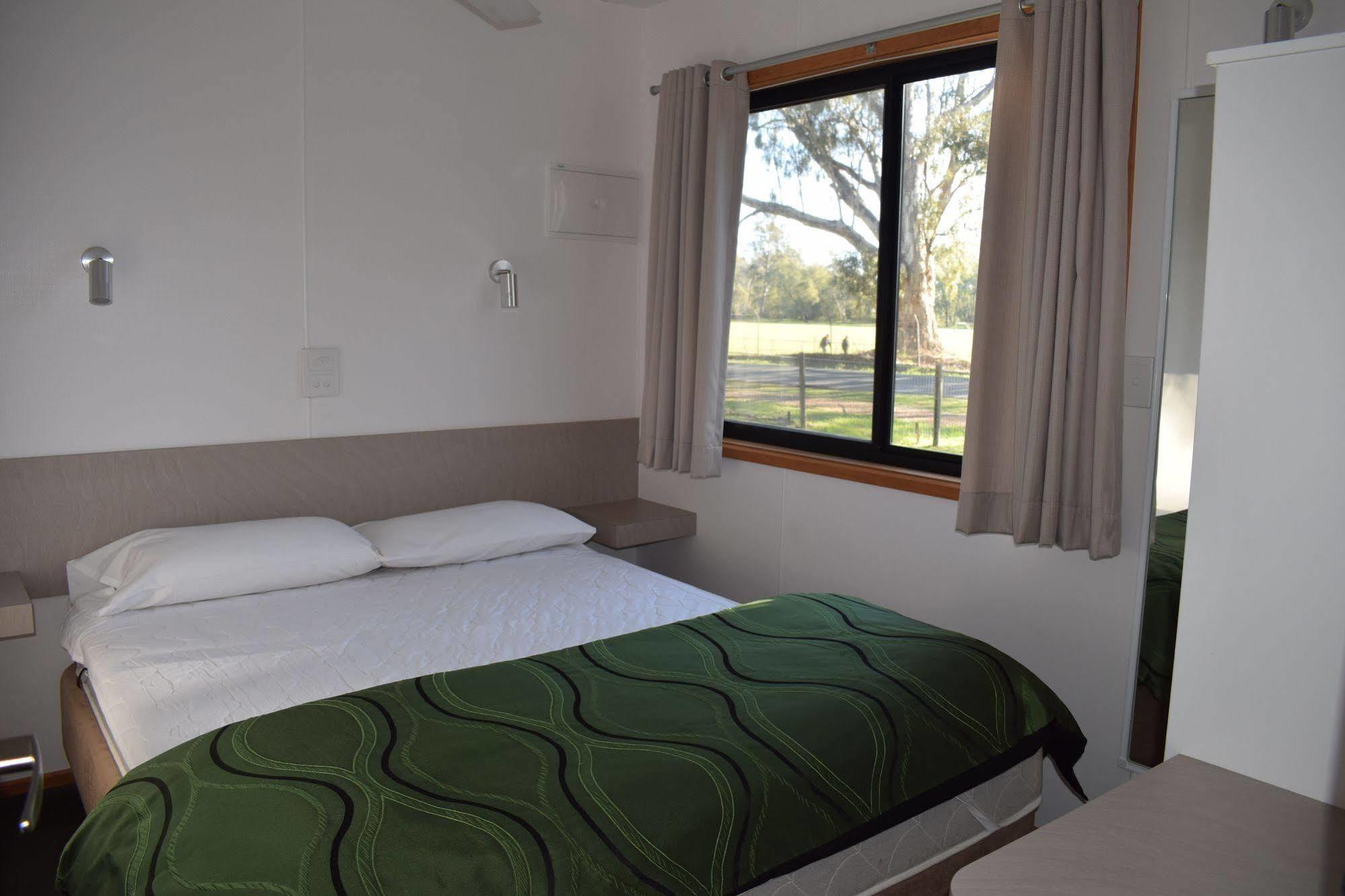 Cohuna Waterfront Holiday Park ภายนอก รูปภาพ